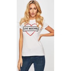 Love Moschino - T-shirt. Białe bluzki damskie Love Moschino, z nadrukiem, z elastanu, z okrągłym kołnierzem, z krótkim rękawem. W wyprzedaży za 269,90 zł.