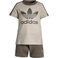 Adidas Originals SET Spodnie treningowe clear brown/trace cargo. Brązowe spodnie chłopięce marki adidas Originals, z bawełny. Za 179,00 zł.