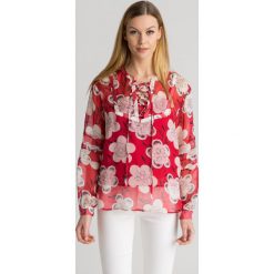 BLUZKA EMPORIO ARMANI - Czerwony. Czerwone bluzki damskie Emporio Armani, w kwiaty, z tkaniny, z włoskim kołnierzykiem, bez rękawów. Za 599,50 zł.