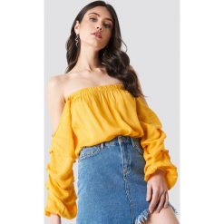 Linn Ahlborg x NA-KD Bluzka z odkrytymi ramionami - Yellow. Żółte bluzki damskie Linn Ahlborg x NA-KD, bez wzorów, z tkaniny, bez kołnierzyka, z długim rękawem. W wyprzedaży za 48,78 zł.
