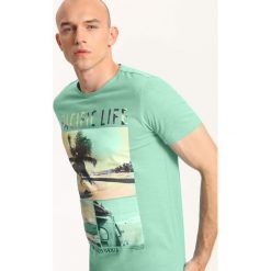T-shirt krótki rękaw męski z nadrukiem. Niebieskie t-shirty męskie Top Secret, xl, z nadrukiem, z bawełny, klasyczne, z klasycznym kołnierzykiem, krótkie. W wyprzedaży za 34,99 zł.