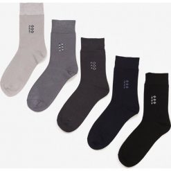5-pack Mix Kolorów Skarpet Thedorise. Skarpetki męskie Born2be, bez wzorów. Za 39,99 zł.