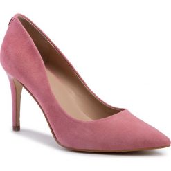 Szpilki GUESS - Bennie16 FL5BE6 SUE08 PINK. Różowe półbuty damskie Guess, z aplikacjami, z zamszu, eleganckie, bez obcasa, na obcasie, bez zapięcia. Za 589,00 zł.
