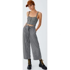 Spodnie culotte w kratkę vichy. Czarne spodnie damskie Pull&Bear. Za 69,90 zł.