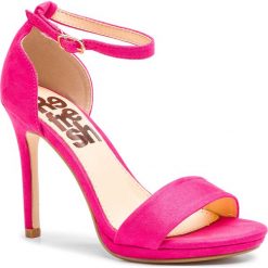 Sandały REFRESH - 69840 Fucsia. Różowe klapki damskie Refresh, bez wzorów, ze skóry ekologicznej, bez obcasa, na obcasie. W wyprzedaży za 139,00 zł.