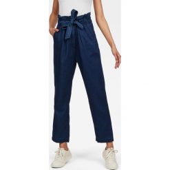 G-Star Raw - Spodnie. Niebieskie spodnie damskie G-Star RAW, z bawełny, z podwyższonym stanem. W wyprzedaży za 359,90 zł.