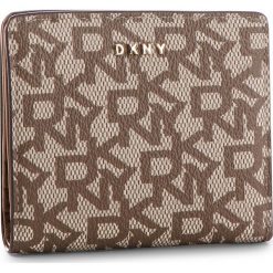 Mały Portfel Damski DKNY - R83ZJ657 Chino Logo-Vic CVU. Pomarańczowe portfele damskie DKNY, bez wzorów, ze skóry ekologicznej. W wyprzedaży za 209,00 zł.