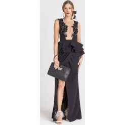 SUKIENKA ELISABETTA FRANCHI. Czarne sukienki damskie Elisabetta Franchi, na imprezę, z aplikacjami, eleganckie, z włoskim kołnierzykiem, z długim rękawem, długie, maxi, dopasowane. Za 2799,00 zł.