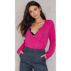 NA-KD Trend Sweter z kopertowym dekoltem - Pink. Różowe swetry oversize damskie marki NA-KD Trend, z elastanu. W wyprzedaży za 48,78 zł.