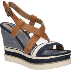 Sandały na koturnie wrangler kelly cross wl171664. Niebieskie koturny damskie Wrangler, bez obcasa, na koturnie, bez zapięcia. Za 349,99 zł.