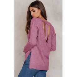 Swetry klasyczne damskie: NA-KD Sweter z dzianiny na plecach – Pink