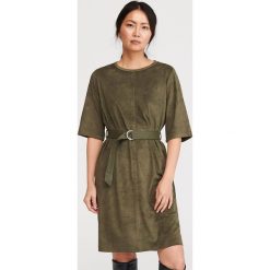 Sukienka z paskiem - Khaki. Brązowe sukienki damskie Reserved, xl, bez wzorów, bez kołnierzyka, bez rękawów. W wyprzedaży za 59,99 zł.