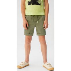 Mango Kids - Szorty dziecięce Roma 110-164 cm. Żółte spodenki chłopięce z elastanu, casualowe. W wyprzedaży za 49,90 zł.