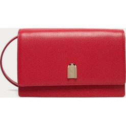 Furla - Torebka skórzana 1927. Czerwone listonoszki damskie Furla, w paski, z poliesteru, małe, z aplikacjami. Za 829,90 zł.