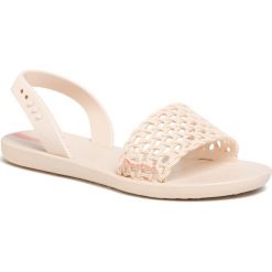 Sandały IPANEMA - Breezy Sandal Fem 82855 Beige/Beige 20354. Brązowe klapki damskie Ipanema, bez wzorów, z tworzywa sztucznego, bez obcasa. W wyprzedaży za 89,00 zł.