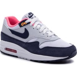 Buty NIKE - Air Max 1 319986 116 White/Midnight Navy. Białe buty sportowe damskie Nike, na co dzień, bez wzorów, z zamszu, bez obcasa, na płaskiej podeszwie, bez zapięcia. W wyprzedaży za 479,00 zł.