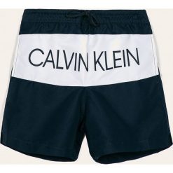 Calvin Klein - Szorty kąpielowe dziecięce 128-176 cm. Niebieskie spodenki chłopięce Calvin Klein, bez wzorów, z poliesteru. W wyprzedaży za 159,90 zł.