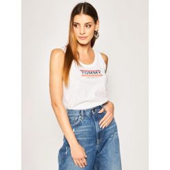 Top Tommy Jeans Logo DW0DW08243. Czarne bluzki damskie Tommy Jeans, s, bez wzorów, z jeansu, polo, bez rękawów. W wyprzedaży za 99,00 zł.