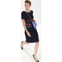 DZIANINOWA SUKIENKA PODKREŚLAJĄCA TALIĘ. Szare sukienki damskie Top Secret, na co dzień, na lato, w paski, z dzianiny, eleganckie, z okrągłym kołnierzem, z krótkim rękawem, krótkie, midi, dopasowane. Za 149,99 zł.