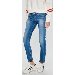 Pepe Jeans - Jeansy Cher. Niebieskie jeansy damskie skinny marki Pepe Jeans, z elastanu, z obniżonym stanem. Za 379,90 zł.