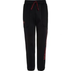 Under Armour BRANDED Spodnie treningowe black. Czarne spodnie chłopięce marki Under Armour, z materiału. W wyprzedaży za 167,20 zł.