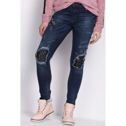 Granatowe Jeansy Buterflies Sequins. Szare jeansy damskie z dziurami marki Born2be, z obniżonym stanem. Za 124,99 zł.