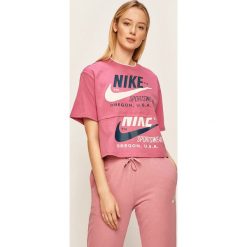Nike Sportswear - T-shirt. Czerwone topy damskie Nike Sportswear, s, z nadrukiem, z bawełny, z okrągłym kołnierzem. Za 169,90 zł.