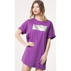 Fioletowa Tunika Flounce. Fioletowe tuniki damskie Born2be, s, z nadrukiem, z dzianiny, z okrągłym kołnierzem, z krótkim rękawem. Za 39,99 zł.