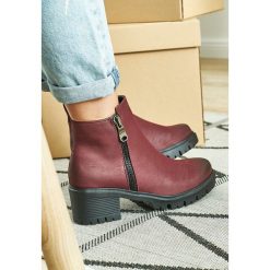 Bordowe Botki Necessity. Czerwone botki damskie lity Born2be, z okrągłym noskiem, na wysokim obcasie, na zamek. Za 69,99 zł.
