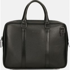 Czarna torba na laptopa. Czarne torby na laptopa marki Kazar, w paski, ze skóry, z tłoczeniem. Za 599,00 zł.