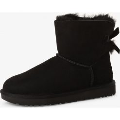 UGG - Kozaki damskie ze skóry – Mini Bailey Bow II, czarny. Czarne kozaki damskie Ugg, z satyny, bez obcasa, bez zapięcia. Za 899,95 zł.