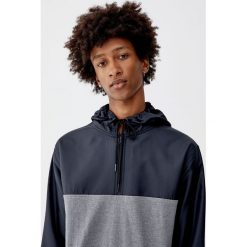 Nylonowa kurtka kangurka. Czerwone bluzy męskie Pull&Bear, m, bez wzorów, z nylonu, bez kołnierzyka, bez rękawów, bez kaptura. Za 99,90 zł.