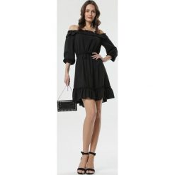 Czarna Sukienka Pritchard. Czarne sukienki damskie Born2be, na imprezę, s, w paski, wakacyjne, z falbankami, bez rękawów, mini, rozkloszowane. Za 99,99 zł.