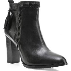 Buty damskie. Czarne botki damskie Wittchen, na jesień, ze skóry, eleganckie, bez obcasa, bez zapięcia. W wyprzedaży za 199,90 zł.