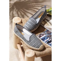Niebieskie Espadryle Expend. Niebieskie espadryle damskie Renee, z aplikacjami, bez obcasa, na obcasie. Za 69,99 zł.