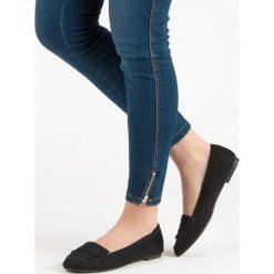 KLASYCZNE CZARNE MOKASYNY. Czarne mokasyny damskie SMALL SWAN, bez wzorów, klasyczne, bez obcasa, bez zapięcia. Za 52,90 zł.
