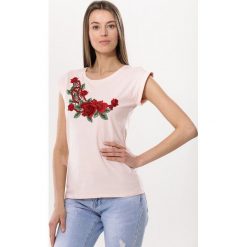 Różowy T-shirt Red Night. Różowe bluzki damskie Born2be, s, z haftami, klasyczne, z okrągłym kołnierzem, z krótkim rękawem. Za 29,99 zł.