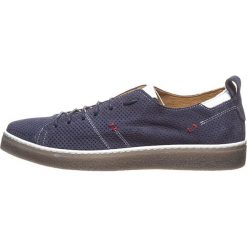Skórzane sneakersy w kolorze granatowym. Niebieskie sneakersy męskie Otto Kern, na sznurówki. W wyprzedaży za 299,95 zł.