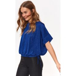 Efektowna bluzka damska z błyszczącej tkaniny. Niebieskie bluzki damskie Top Secret, bez wzorów, z tkaniny, eleganckie, bez kołnierzyka, z krótkim rękawem. W wyprzedaży za 49,99 zł.