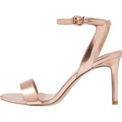 Steve Madden FAITH Sandały na obcasie rose gold. Czerwone sandały damskie Steve Madden, z materiału, na obcasie. Za 379,00 zł.