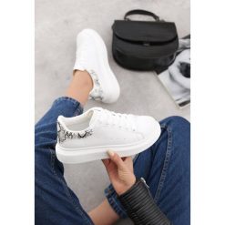 Biało-Wężowe Sneakersy Welling. Białe półbuty damskie Born2be. W wyprzedaży za 74,99 zł.