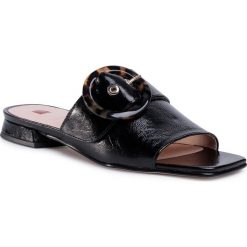 Klapki HÖGL - 9-101231 Black 0100. Czarne klapki damskie HÖGL, bez wzorów, ze skóry, bez obcasa. W wyprzedaży za 479,00 zł.