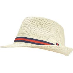 Letni Męski Kapelusz, Słomkowy Jasny, Trilby z Granatowym Paskiem CPAPJNSKAPELUSZ13. Żółte kapelusze męskie Pako Jeans, bez wzorów, klasyczne. Za 29,00 zł.