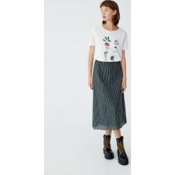 Koszulka z rysunkiem jedzenia. Szare koszulki damskie Pull&Bear, bez wzorów, bez kołnierzyka, z krótkim rękawem. Za 24,90 zł.