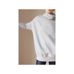 Beżowy golf buka bluza oversize. Szare bluzy damskie One mug a day, bez wzorów, bez rękawów, bez kaptura. Za 269,00 zł.