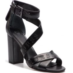 Sandały GUESS - Korra2 FL6KOR LEA03 BLKBL. Czarne klapki damskie Guess, z aplikacjami, ze skóry ekologicznej, bez obcasa, na obcasie. W wyprzedaży za 549,00 zł.