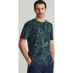 T-shirt z nadrukiem w liście - Granatowy. Niebieskie t-shirty męskie Reserved, s, z nadrukiem, bez kołnierzyka. Za 59,99 zł.