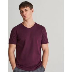 Gładki T-shirt z dekoltem w serek - Bordowy. Czerwone t-shirty męskie Reserved, s, bez wzorów, z dekoltem w serek. Za 49,99 zł.