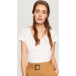 T-shirt z dekoltem w serek - Biały. Białe t-shirty damskie Reserved, xl, bez wzorów, z dekoltem w serek. Za 19,99 zł.