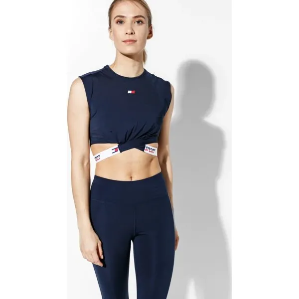 Tommy Sport Tank Cropped Koszulka Twisted Detail , granatowy, rozmiar XS. Niebieskie bluzki sportowe damskie TOMMY HILFIGER, s, bez wzorów, z poliesteru, bez kołnierzyka, bez rękawów, bez kaptura, na fitness i siłownię. W wyprzedaży za 179,99 zł.